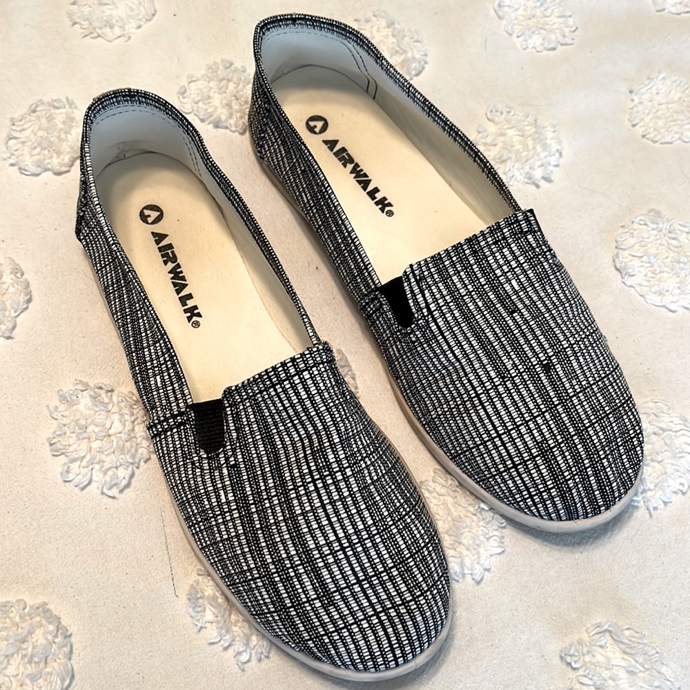 Airwalk black and white slip on size 8.5